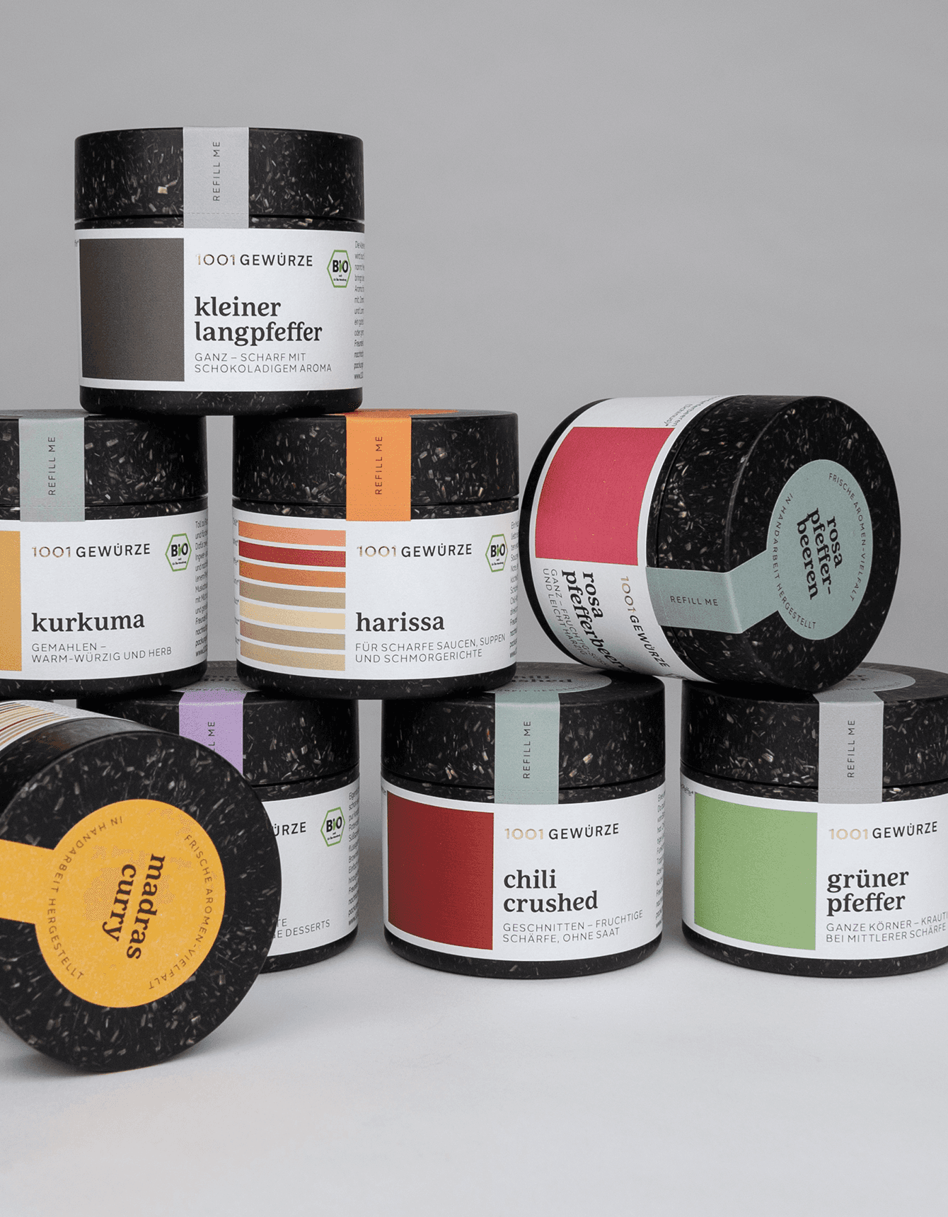 Nachtaufnahme des ersten tegut… teo in Fulda, warm beleuchtet und mit einer Schlange wartender Kund:innen vor dem Eingang.