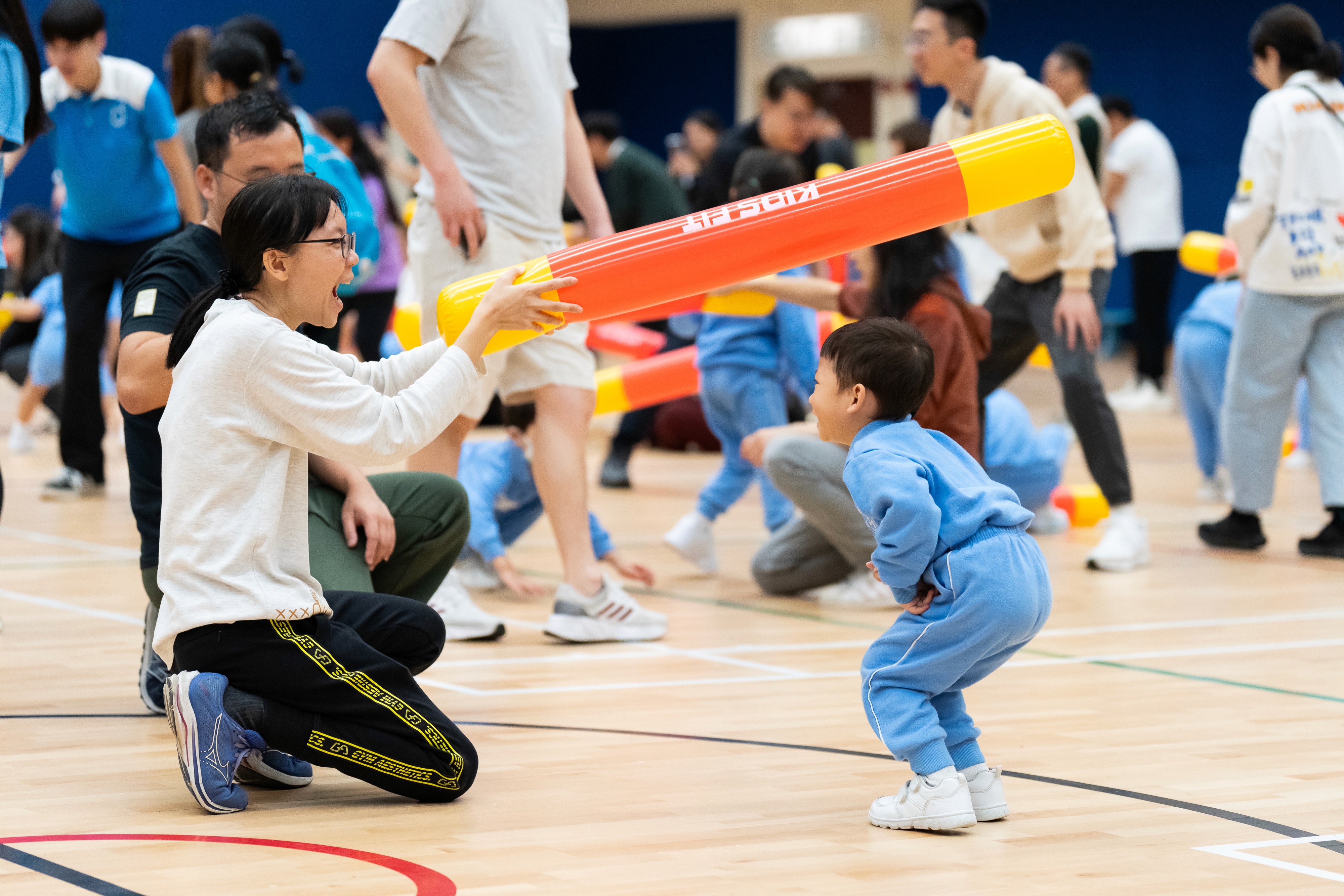 家長與幼兒一同進行金剛棒親子遊戲