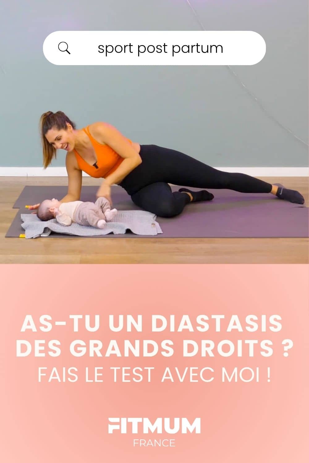 Une femme en tenue de fitness (brassière orange et legging noir) fait une planche latérale modifiée sur un genou, souriant à un bébé sur une couverture à côté d'elle. Au-dessus, une barre de recherche "sport post partum" et le texte "As-tu un diastasis des grands droits ? Fais le test avec moi !" par FITMUM FRANCE.