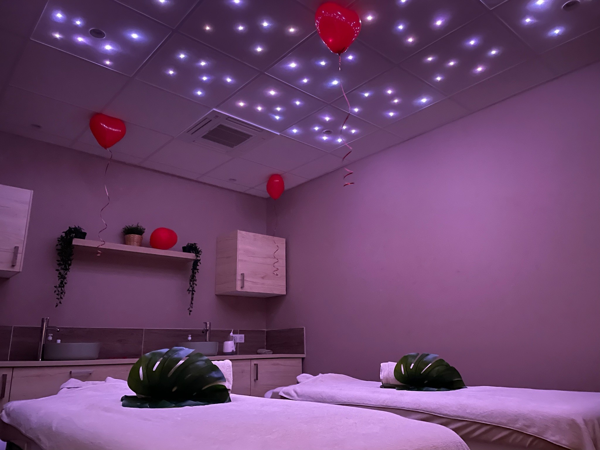 Cabine double de massage romantique décorée pour la Saint-Valentin au spa Les Sources d’Allauch