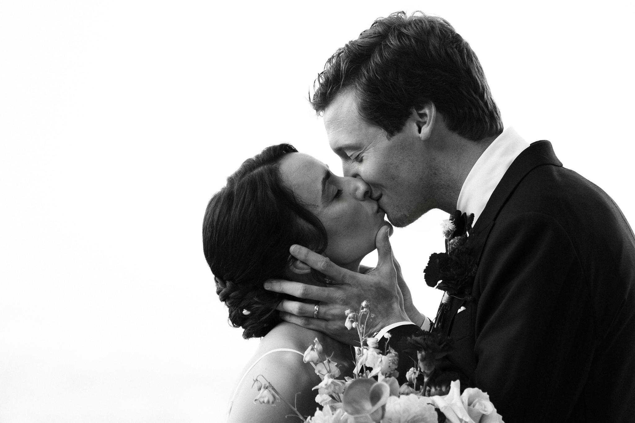 Sposi si baciano in primo piano, ritratto in bianco e nero al Castello di Tabiano, reportage matrimoniale Fotolize