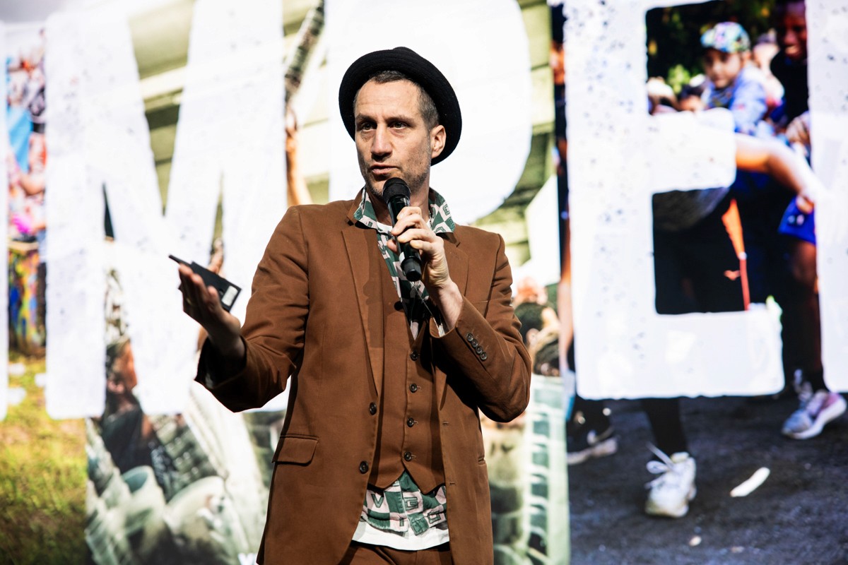 Zwei Geschäftspersonen stehen an einem Konferenztisch und diskutieren intensiv