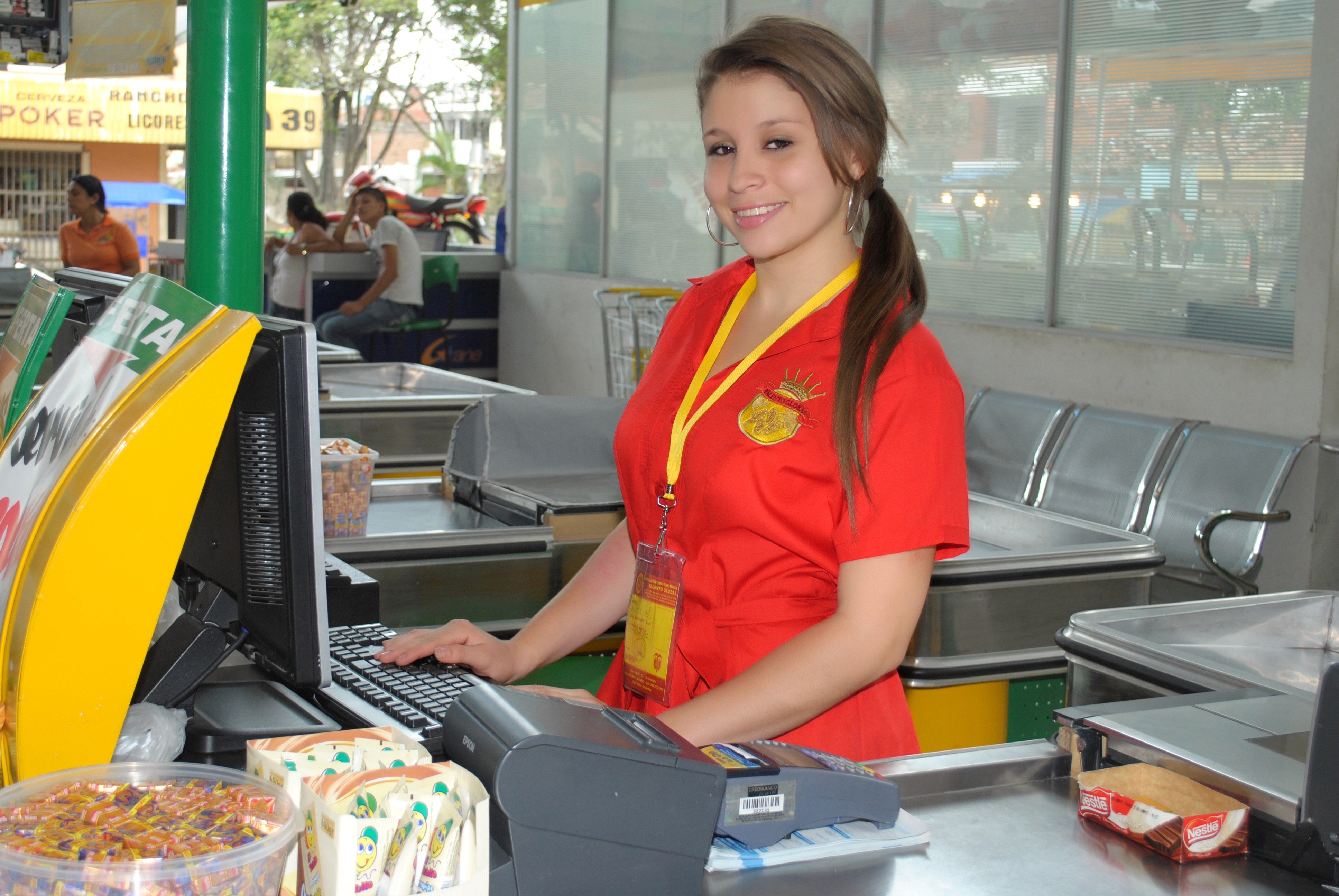 Cajera en supermercado con uniforme