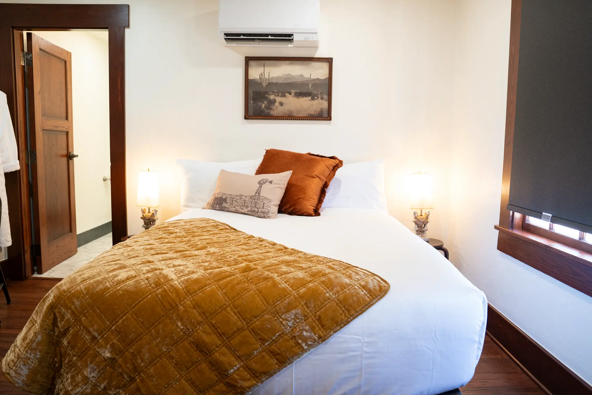 Signature Queen Room - Dawn to Dusk bed