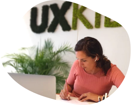 UX ontwerper aan het tekenen