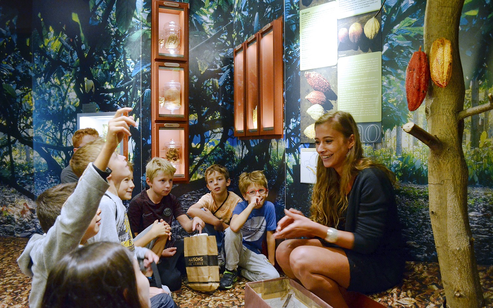 Niños aprendiendo sobre el cacao en el museo Choco-Story de París.