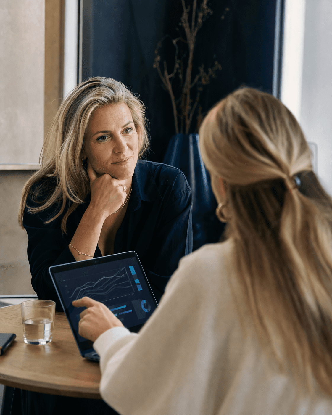 Twee professionals bespreken data op een tablet.