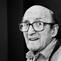 Ron Moody dies aged 81