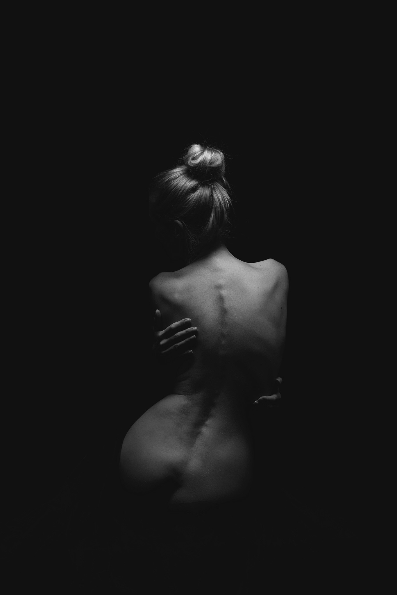 Agnieszka Czyzkowska fine art photography Warsaw womans back dark background black and white Axis