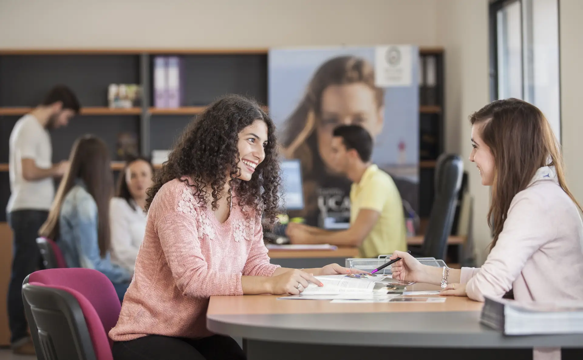 Chica matriulándose en uno de los Grados de la Universidad Católica de Murcia