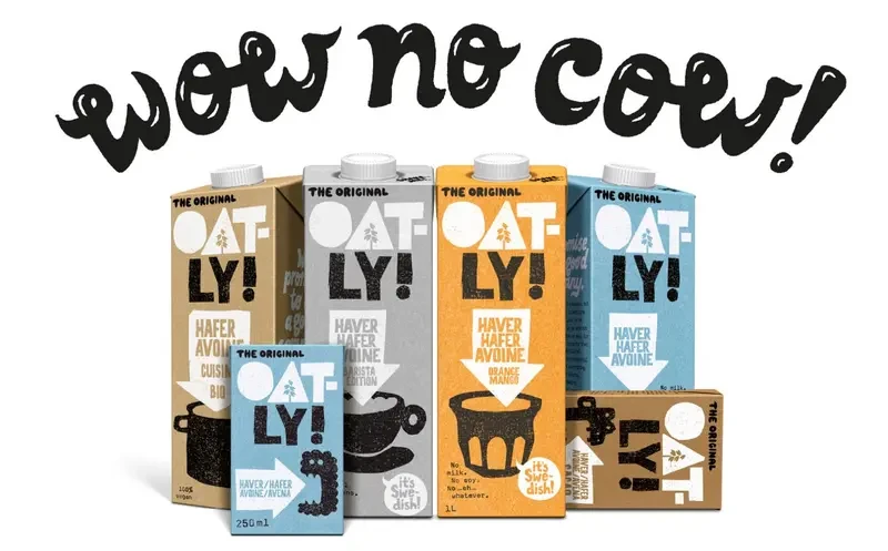 Kartony napojów owsianych Oatly na białym tle