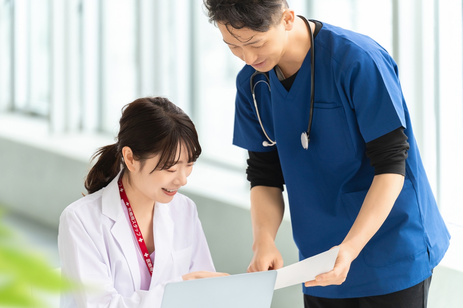 二人で書類を確認する医師｜医師監修者を探す方法