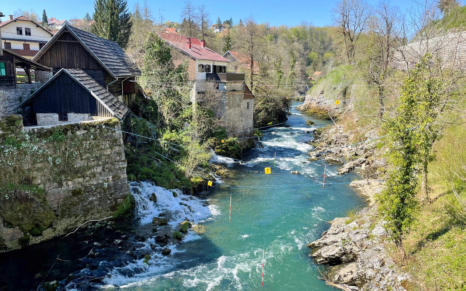 拉斯托克村的河流，擁有傳統的石頭和木頭房屋，是普利特維采湖旅遊的一部分。