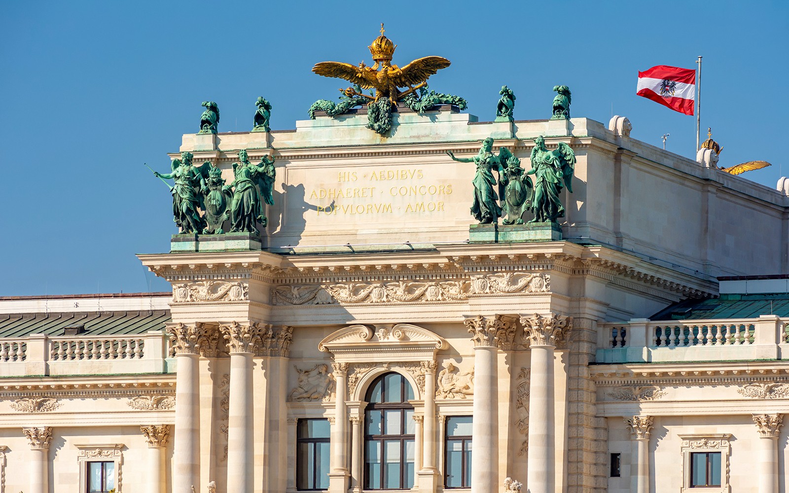 维也纳的霍夫堡宫立面，悬挂着奥地利国旗。