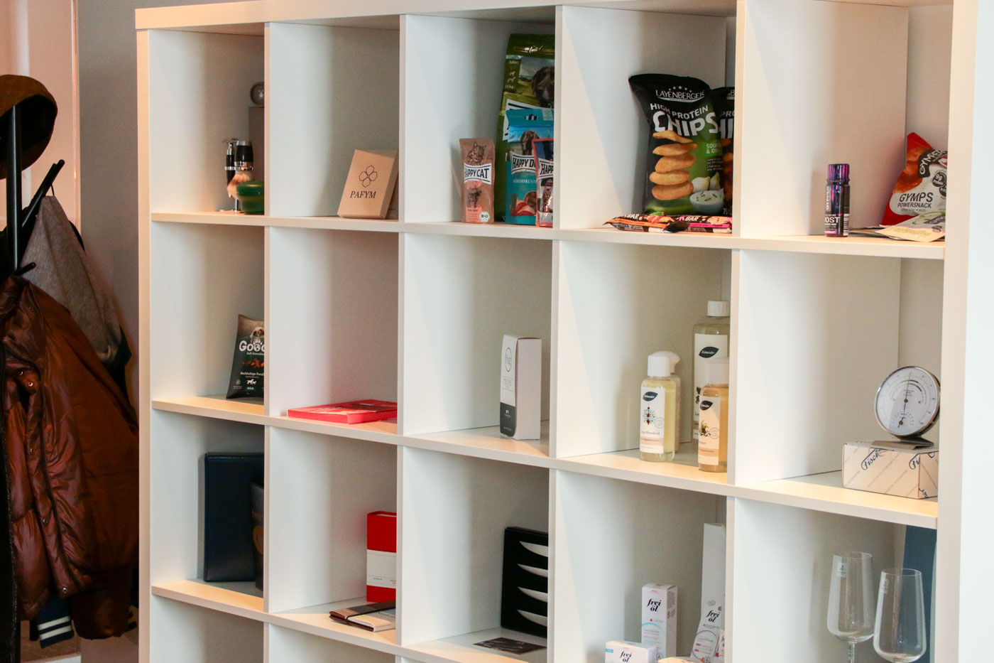 Ein großes Regal mit einem Auszug der Kundenprodukte von rankk.