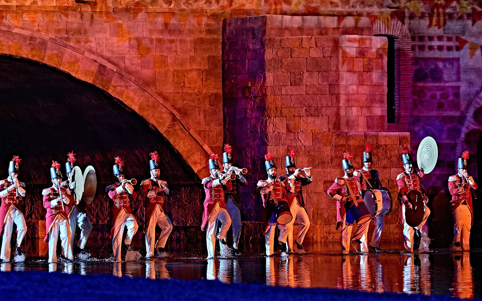 El Espectáculo Nocturno El Sueño de Toledo con artistas en trajes históricos en el escenario, Toledo, España.