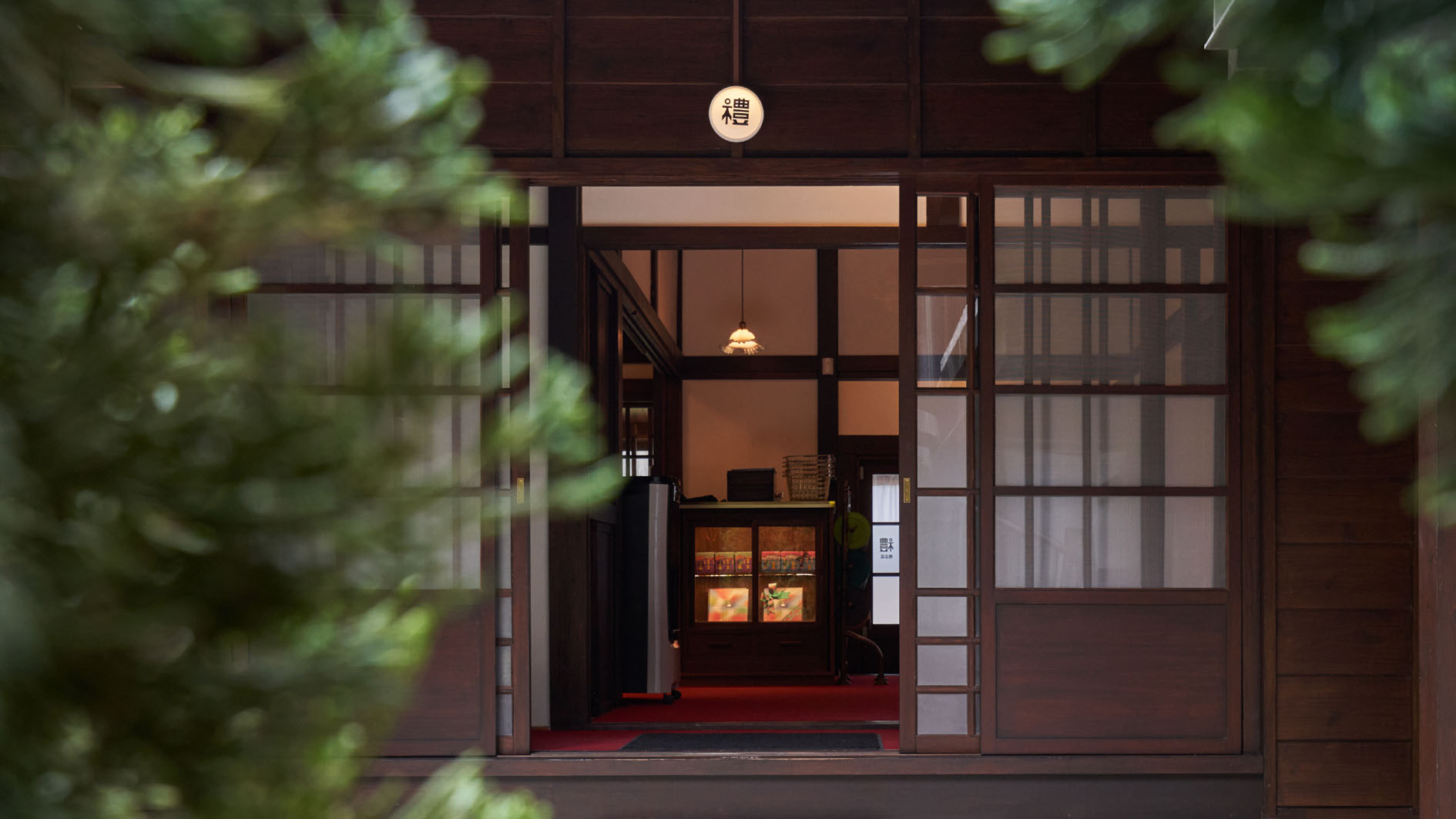將日式建築改建成台南伴手禮區