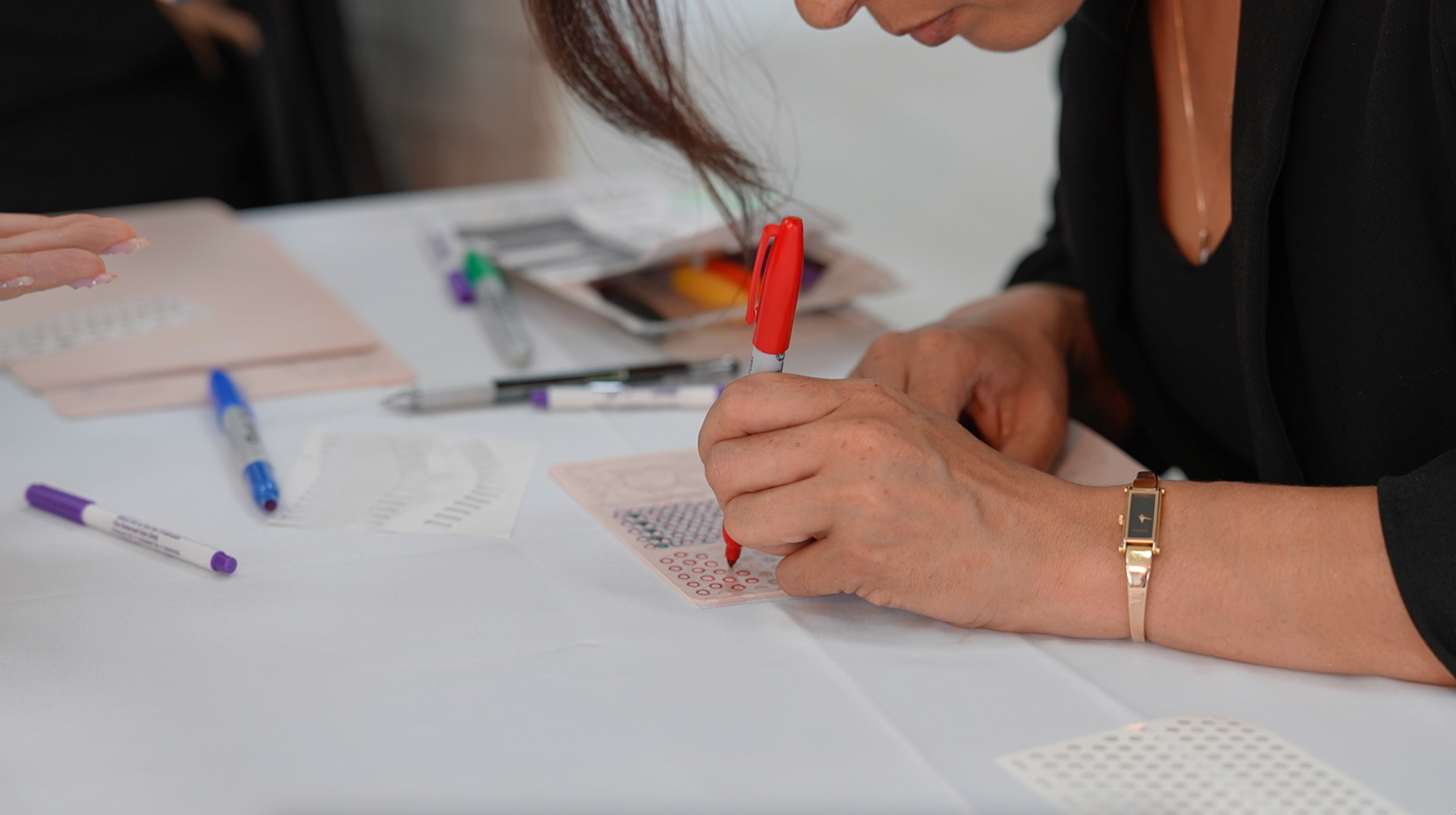 Especialista utilizando un lápiz para practicar la técnica de mapeo de inkOUT