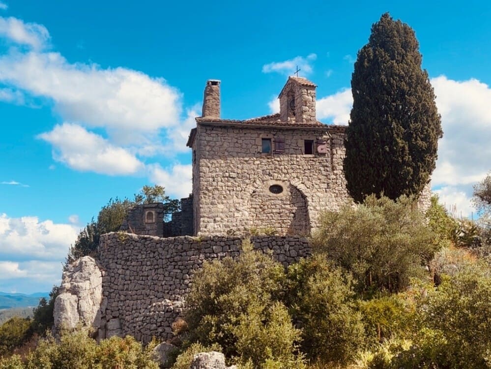 Prise de vue par drone des reliefs et paysages naturels de l'Ardèche.
