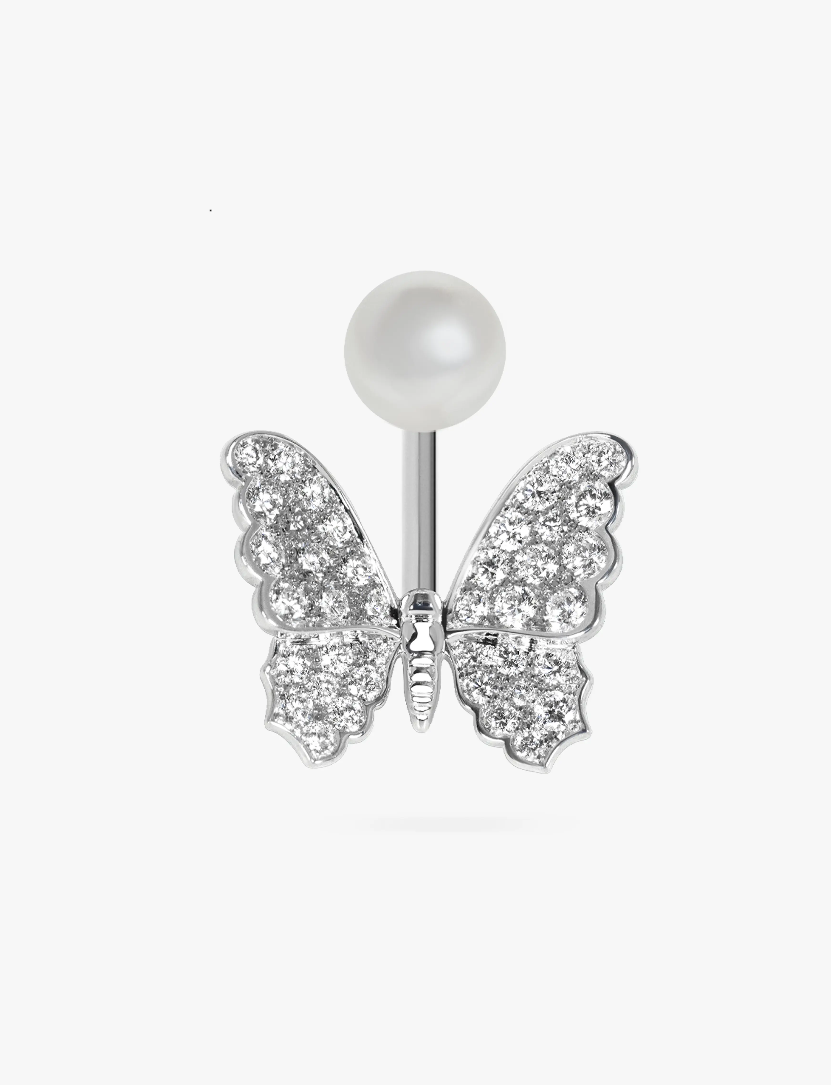 Détail des Boucles d’oreilles Looking at the Moon Maison Édéenne avec motif papillon en diamants et perle