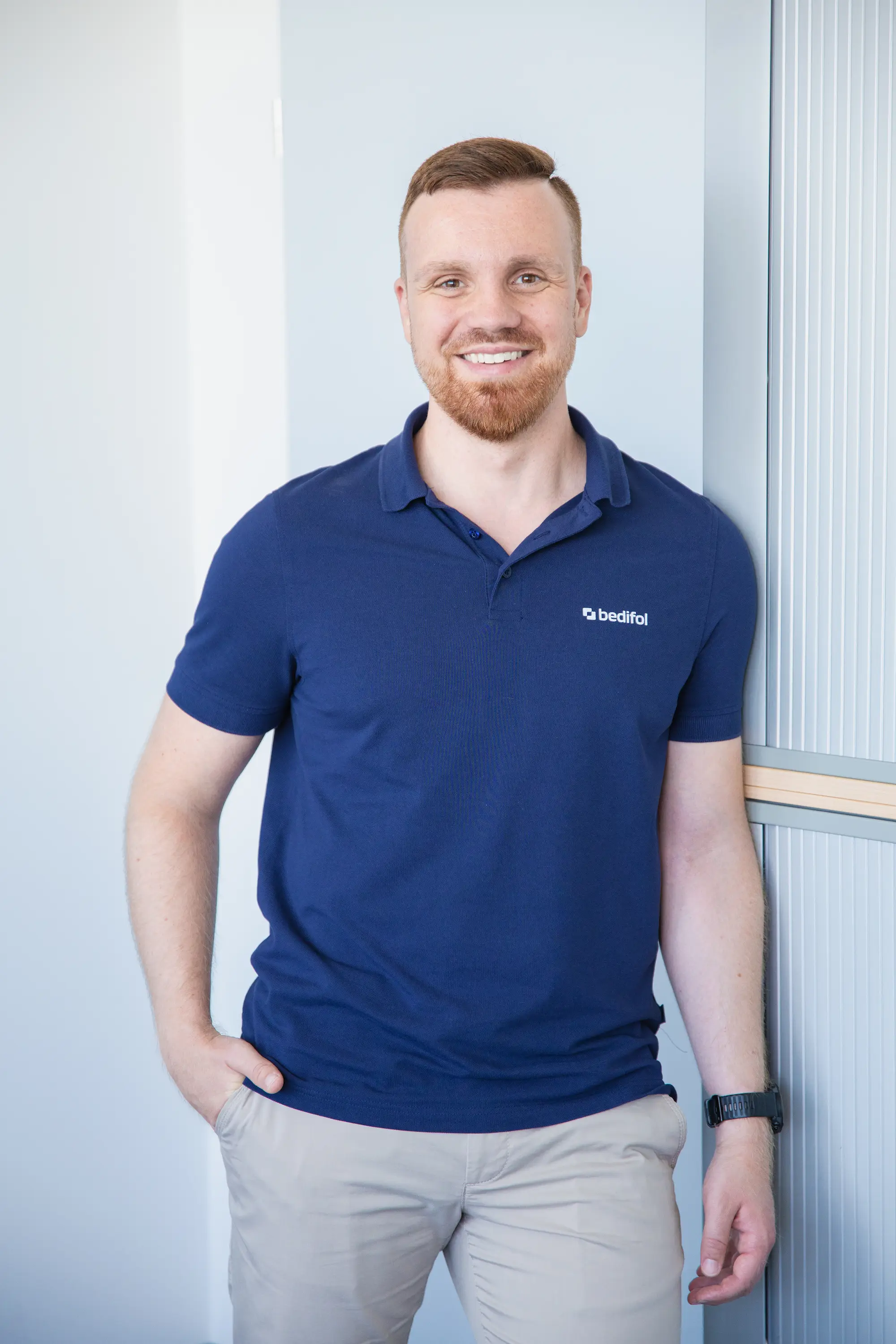 A man in a dark blue Bedifol polo shirt.