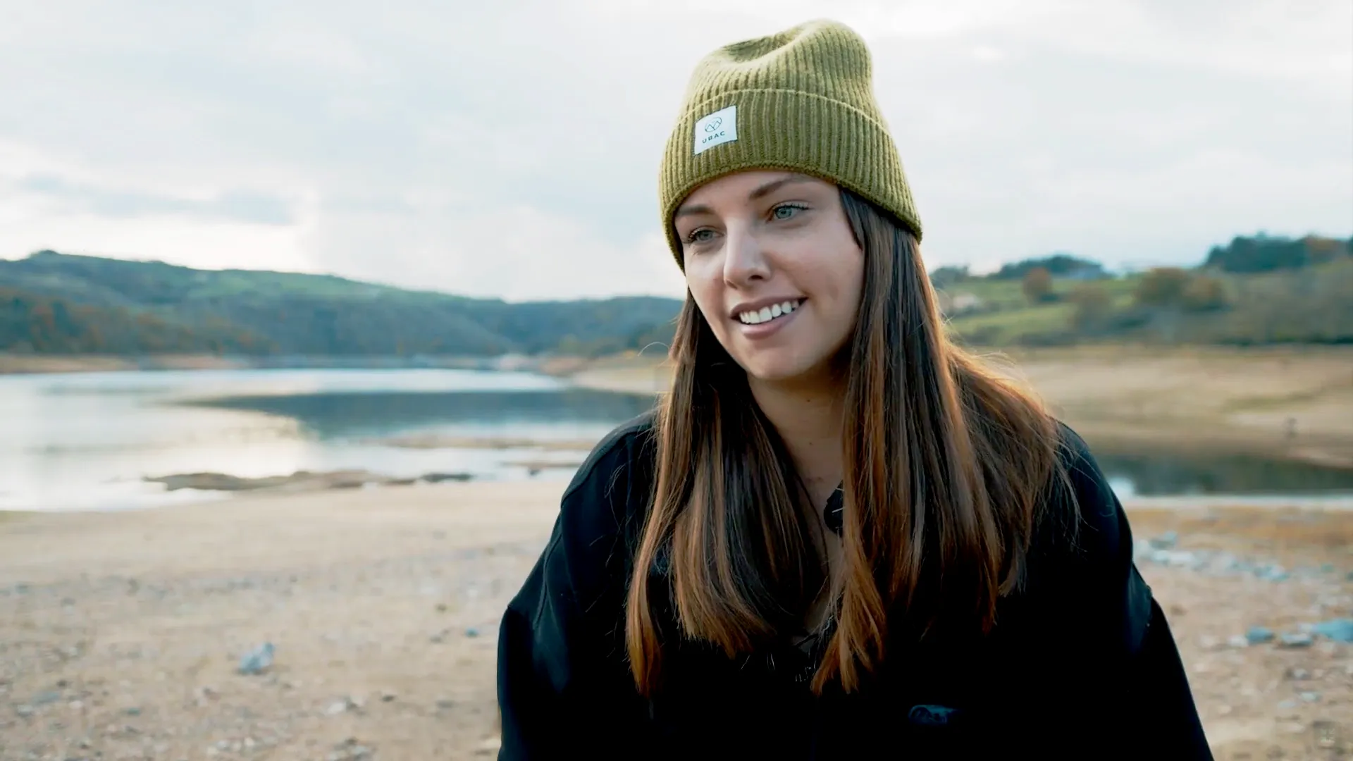 Portrait inspirant d'une jeune femme en extérieur pour une campagne de promotion de l'alternance, illustrant notre expertise en "Snack Content" et en production audiovisuelle pour humaniser les parcours de formation.