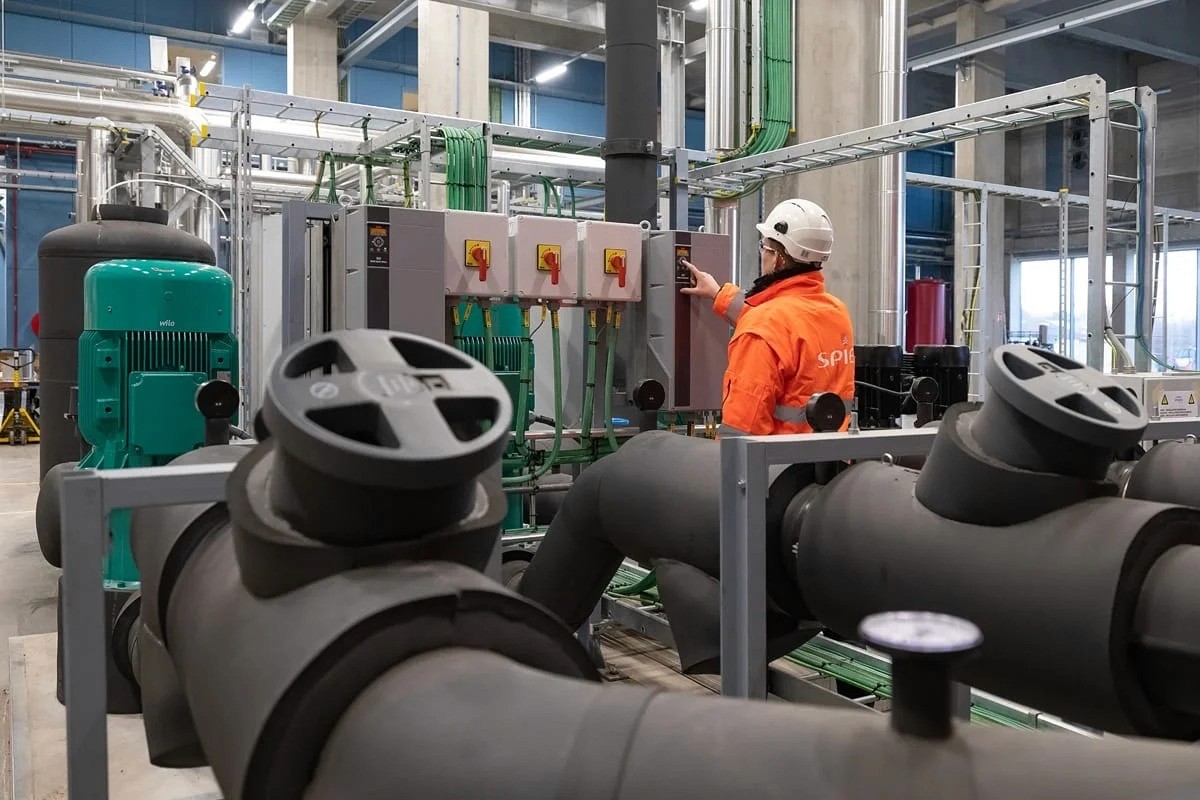 Technicien vérifiant installation industrielle — photo reportage usines Lille Nord | Anteale Yann Manac’h 2025