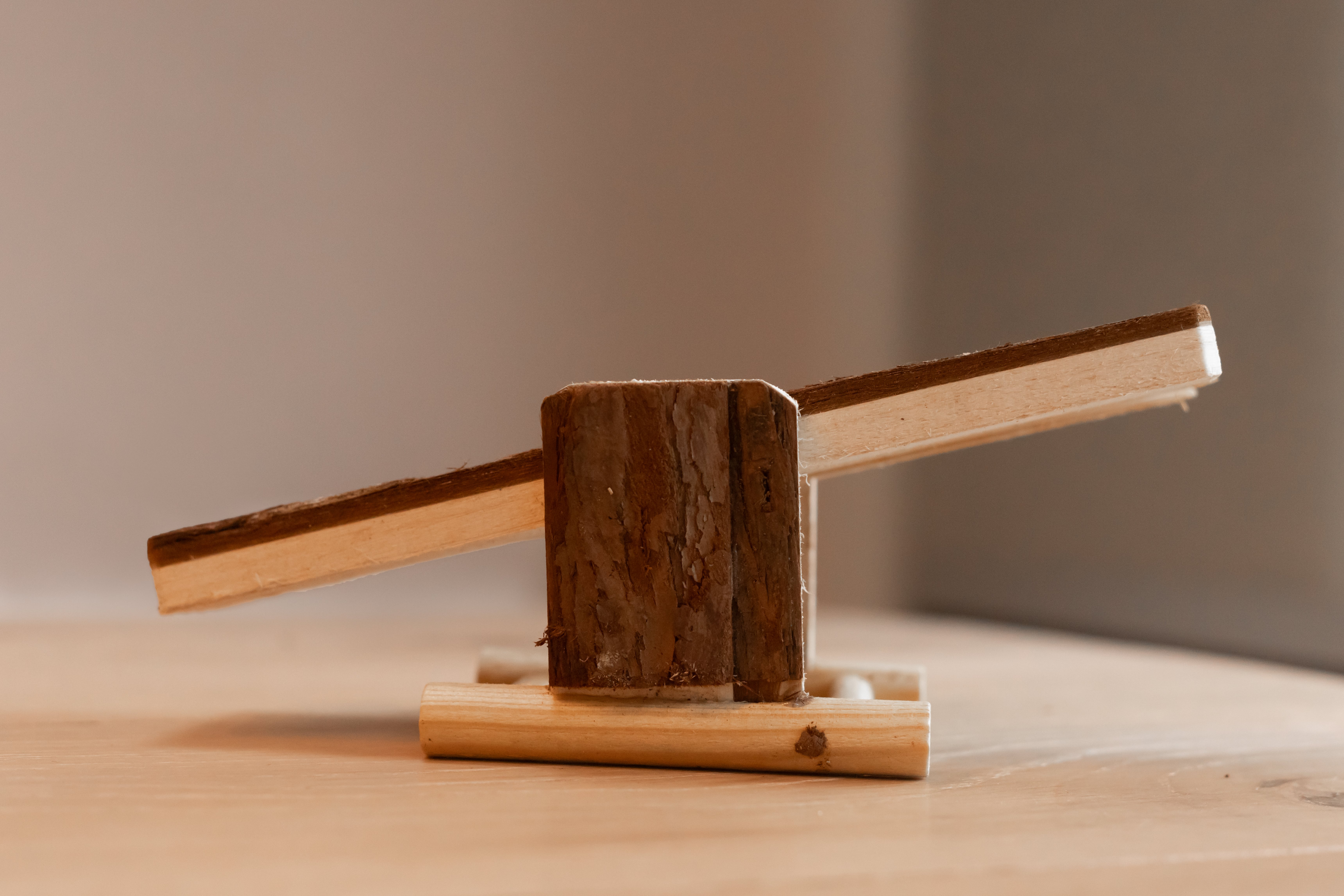 kleine houten wip (niet in evenwicht)