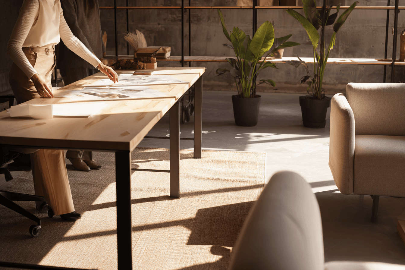 Dois designers olhando uma lista de cores pantone para aplica em um projeto de branding - LVR Studio.