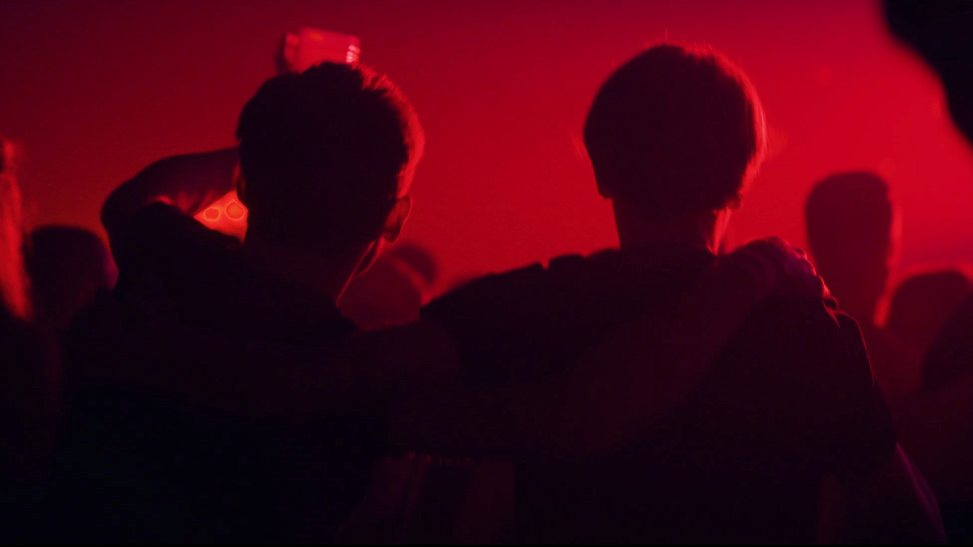 Georges-Louis Bouchez devant des militants expliquant à Bruxelles les futures décisions du gouvernement Arizona