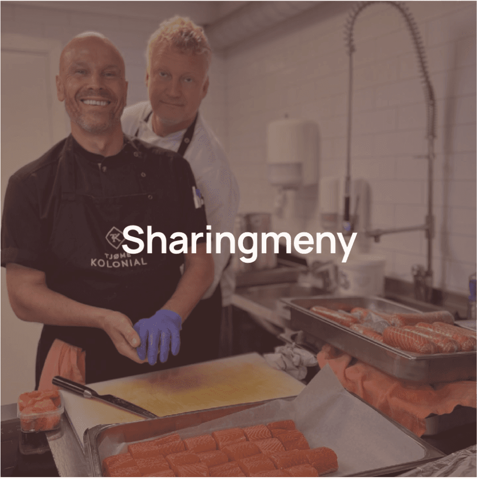 Kokkene tilbreder sharingmeny på kjøkkenet,med sharingmeny overlay