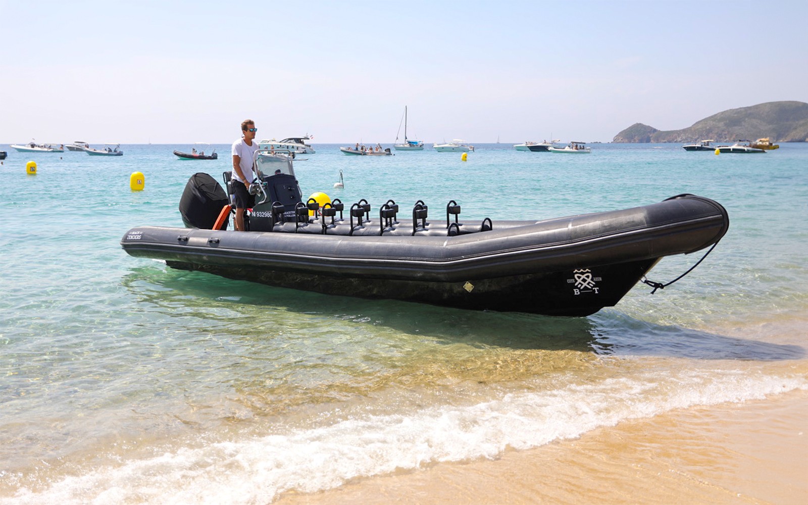 从戛纳出发前往埃斯泰雷尔自然公园的导游船游。