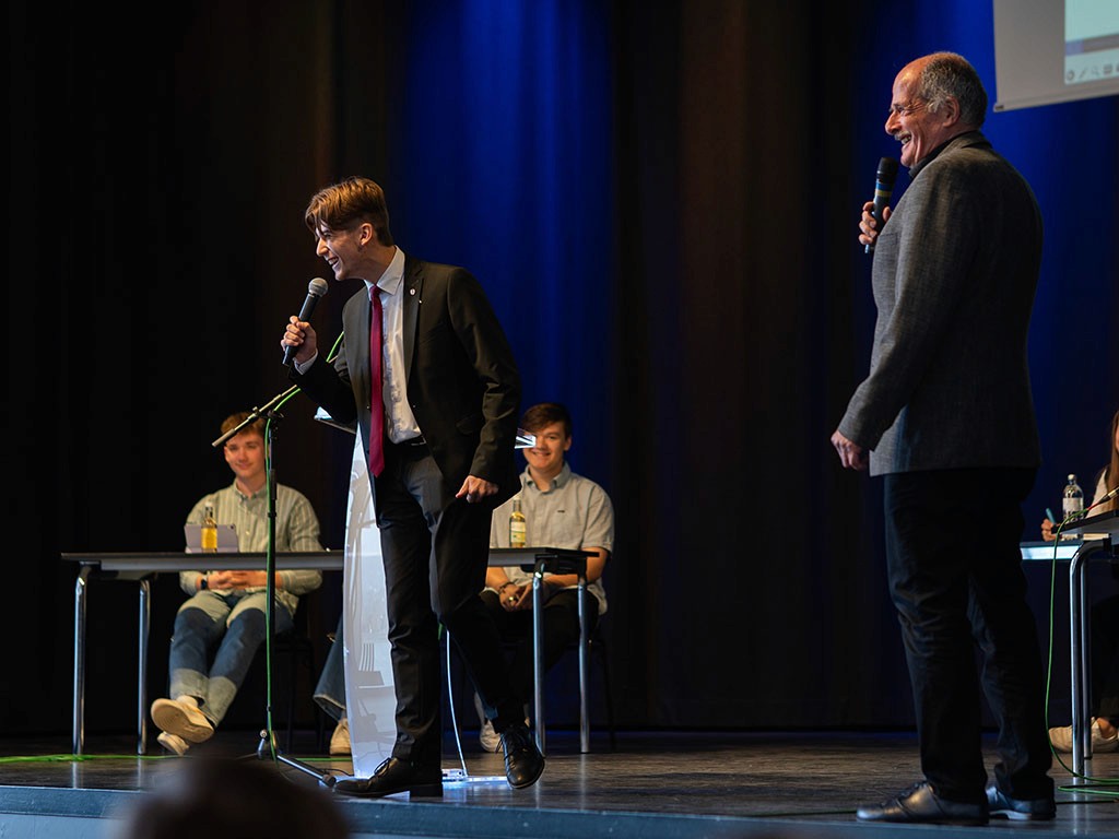 Schlussredner fasst bei der Debattenschmiede alle Teamargumente zusammen und schließt die Debatte.