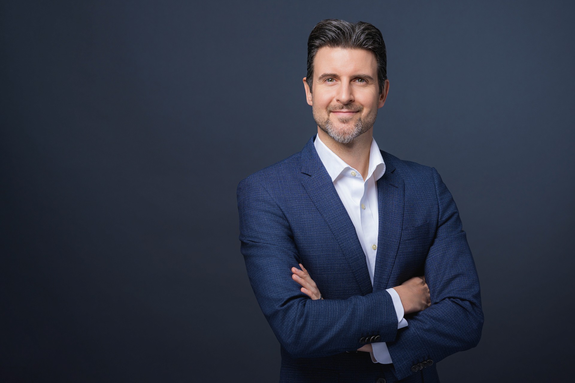 Modernes Business Portrait mit dunklem Hintergrund für starken visuellen Auftritt auf LinkedIn
