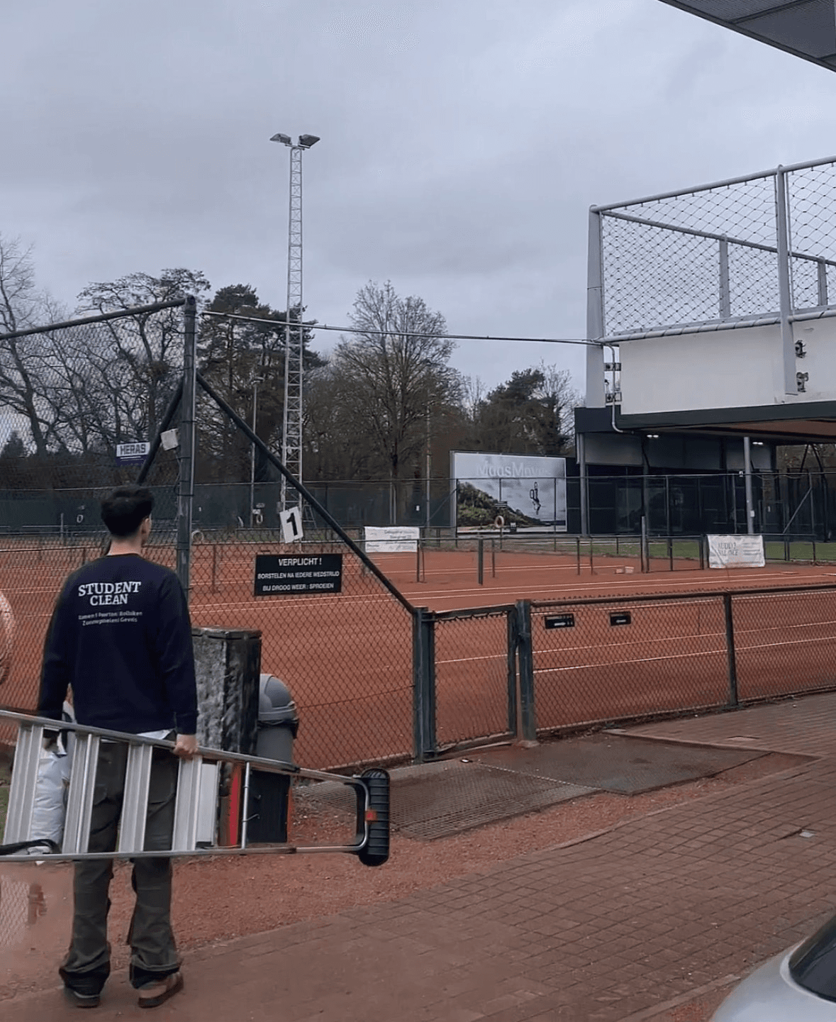 Tennisveld zuiver maken
