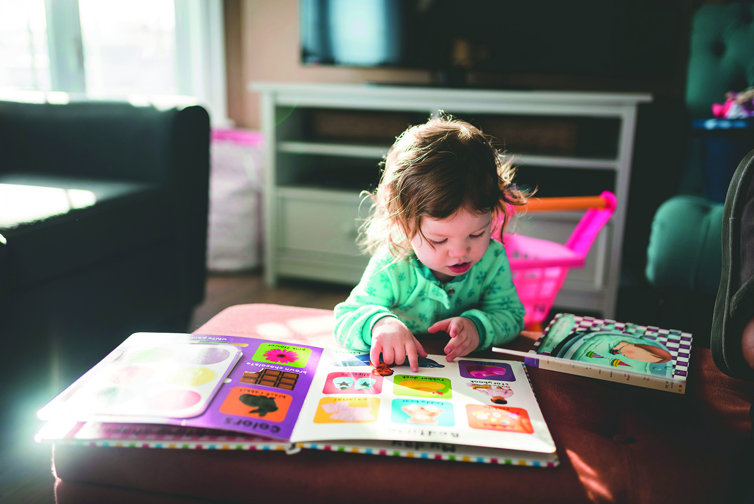 Kind leest in kinderboek