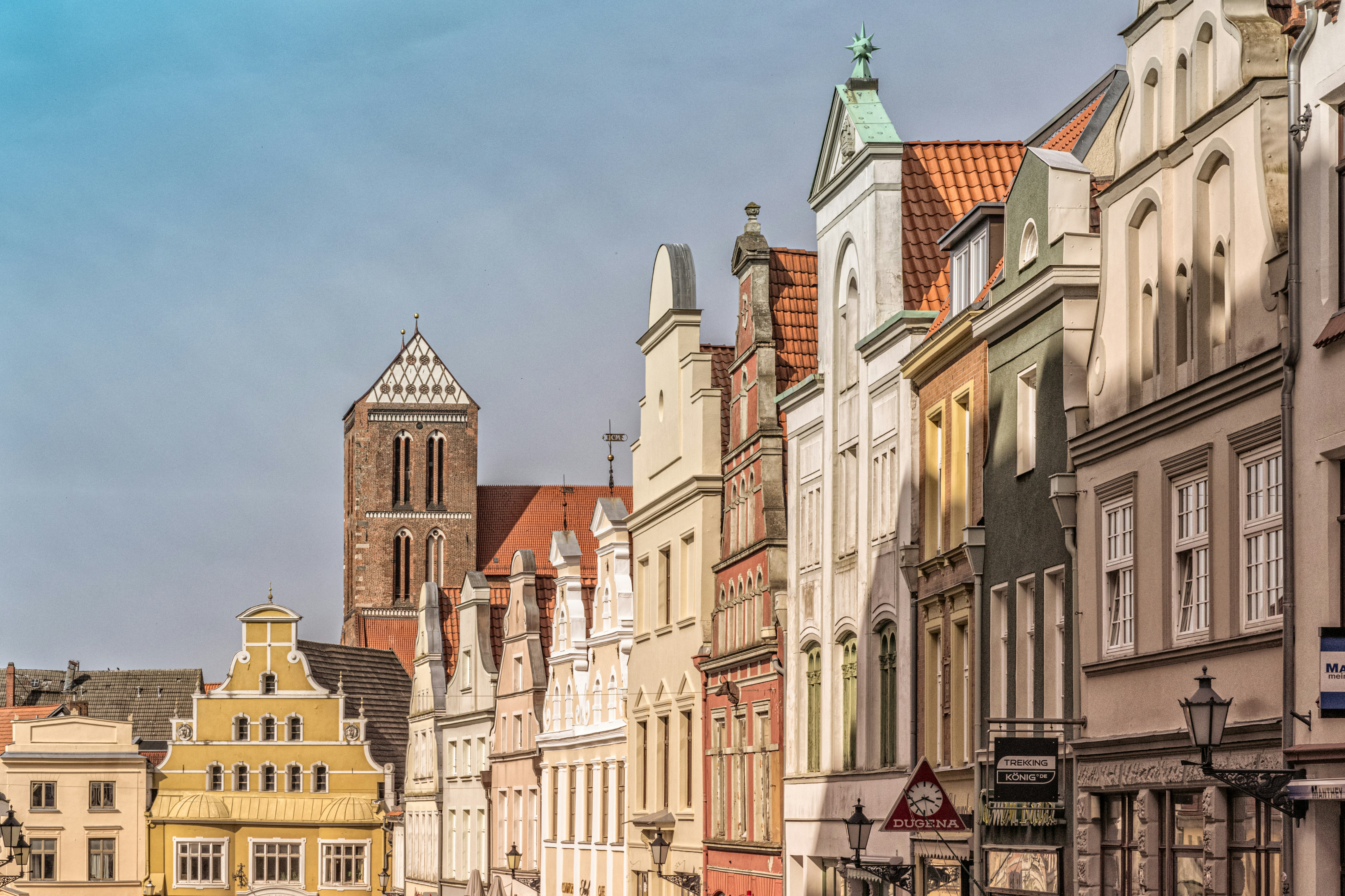 Die Alte Löwenapotheke in Wismar, ein historisches Backsteingebäude mit prächtiger Fassade, gehört zu den bedeutenden Baudenkmälern der Hansestadt.