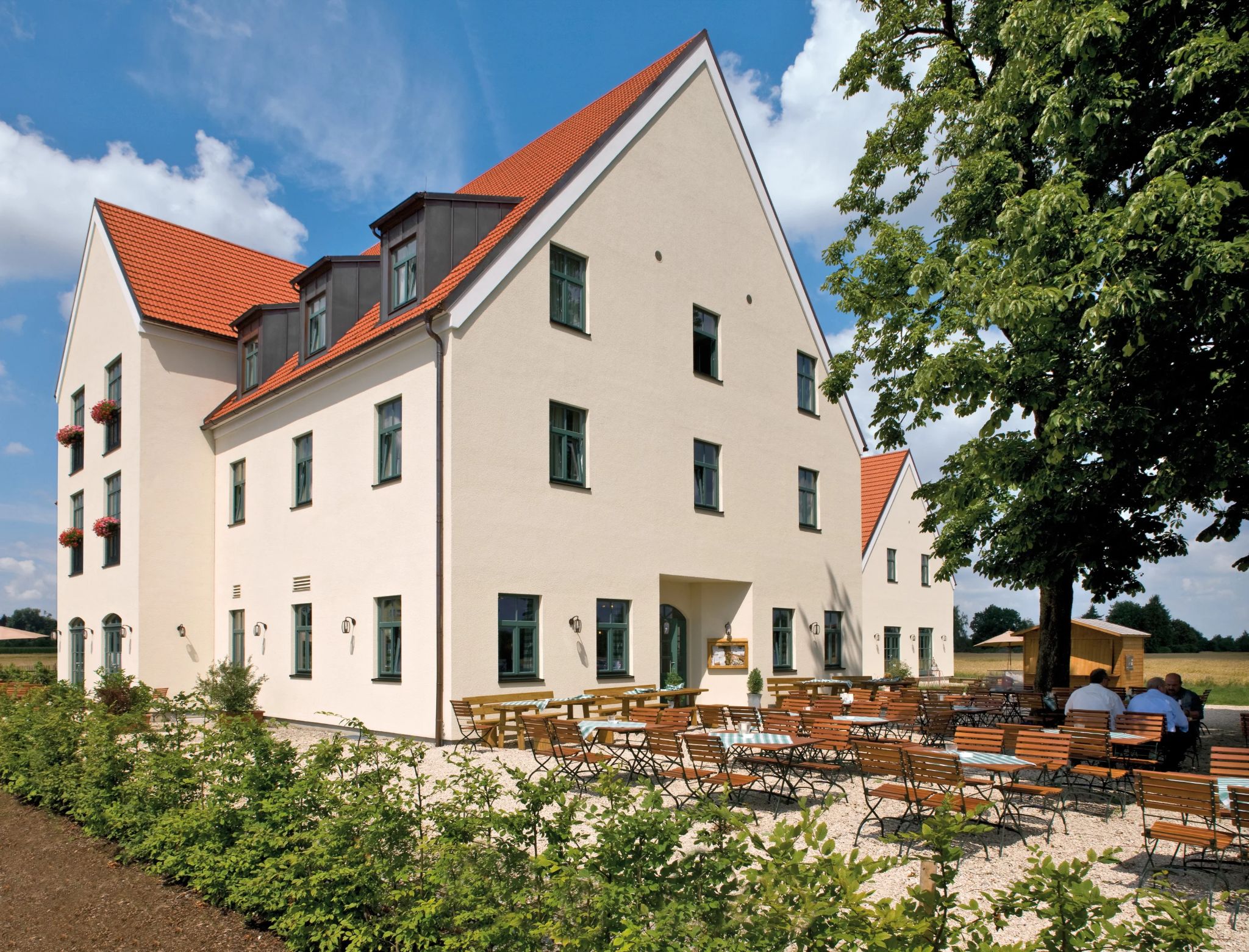 Blick auf Biergarten vor St. Afra Friedberg.