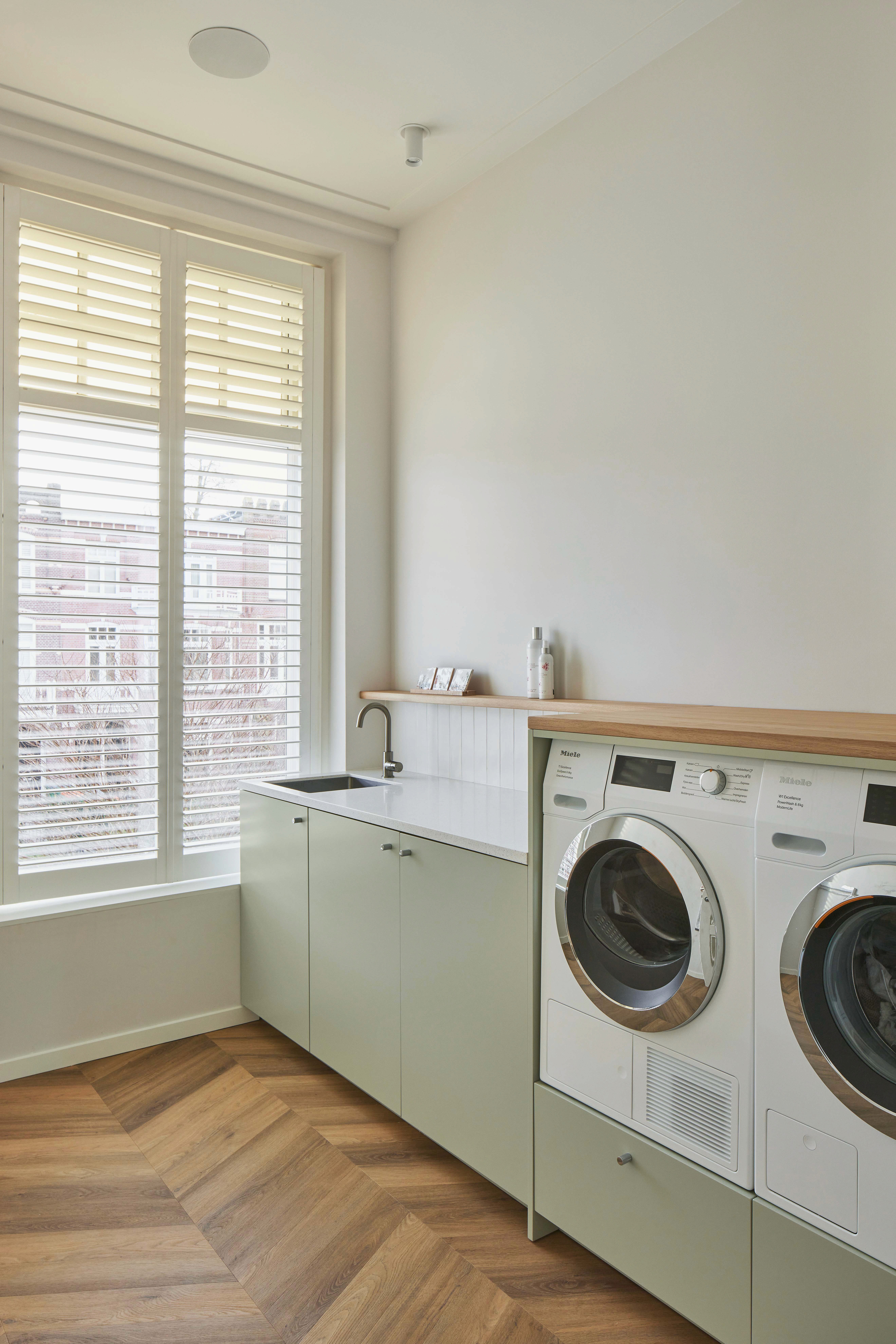 Positive Space, herenhuis - waskamer staand