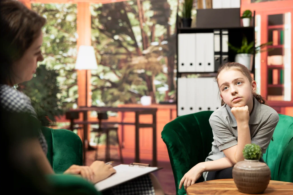 İzmir ergen psikoloğu desteği alan genç ve ailesi, Karşıyaka’da yüz yüze danışmanlık süreci