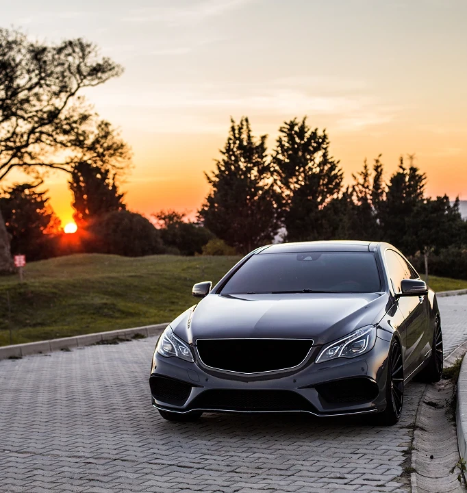 Спортивный автомобиль на фоне заката и природы