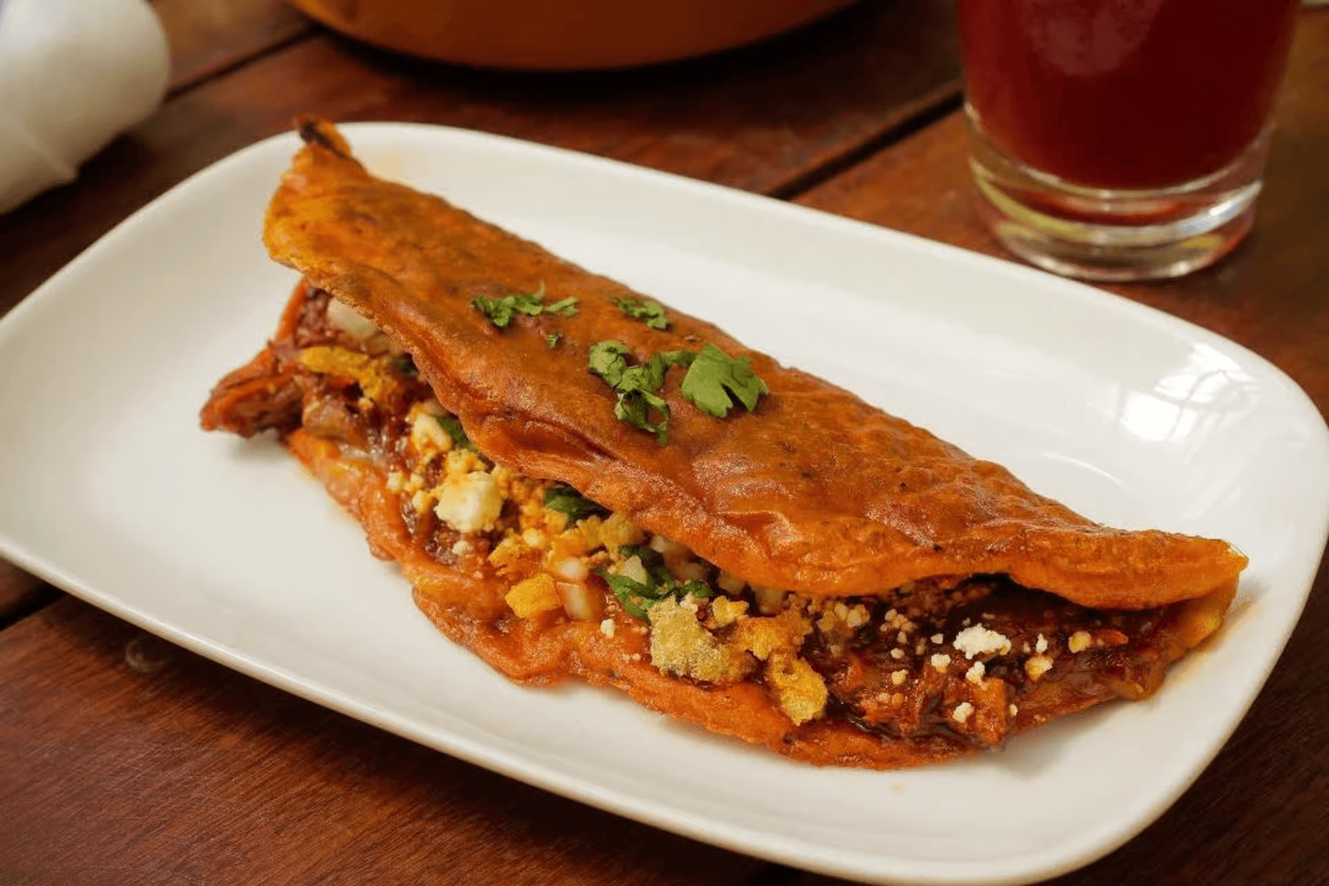 Quesadilla Roja con Chicharron