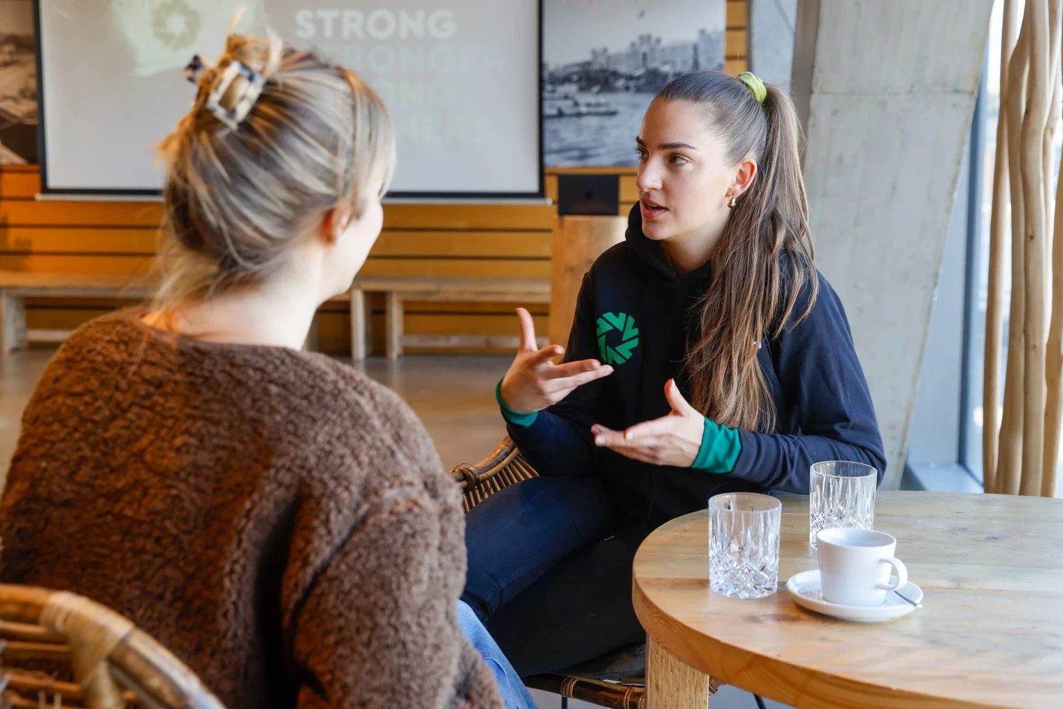 Zwei Frauen im Gespräch
