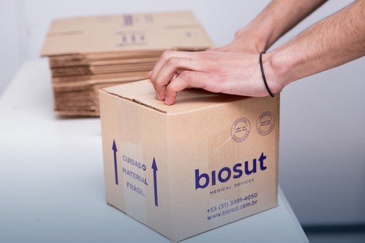 Colaborador embalando caixas de suturas cirúrgicas para despacho ao cliente