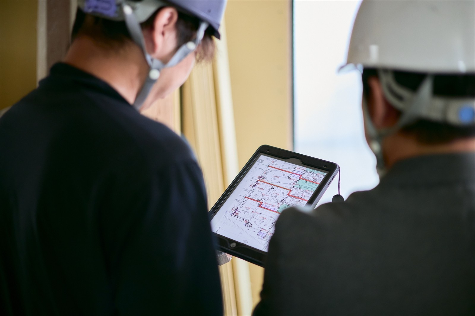 建設現場での打合せの様子