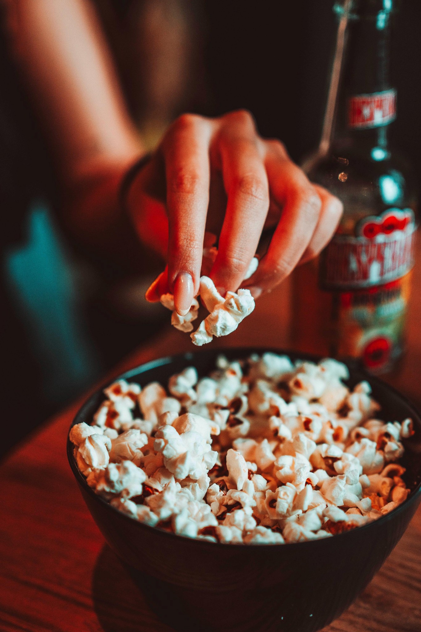 Palomitas y cerveza listas para disfrutar en Eternal Club.