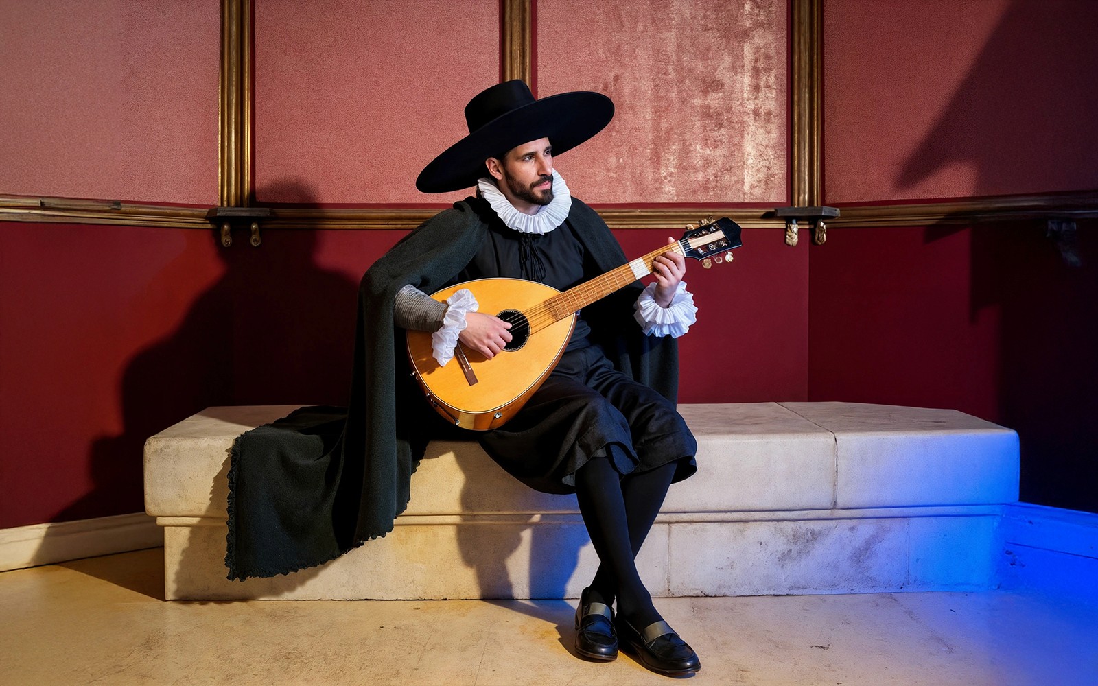 Músico masculino tocando la guitarra en el tour nocturno del Alcázar de Sevilla.