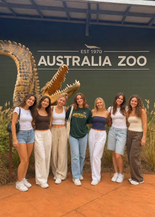 Groupe d'élèves en uniforme devant leur high school en Australie.