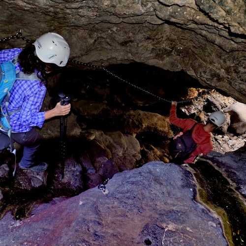 Descent of a couple through the ravine