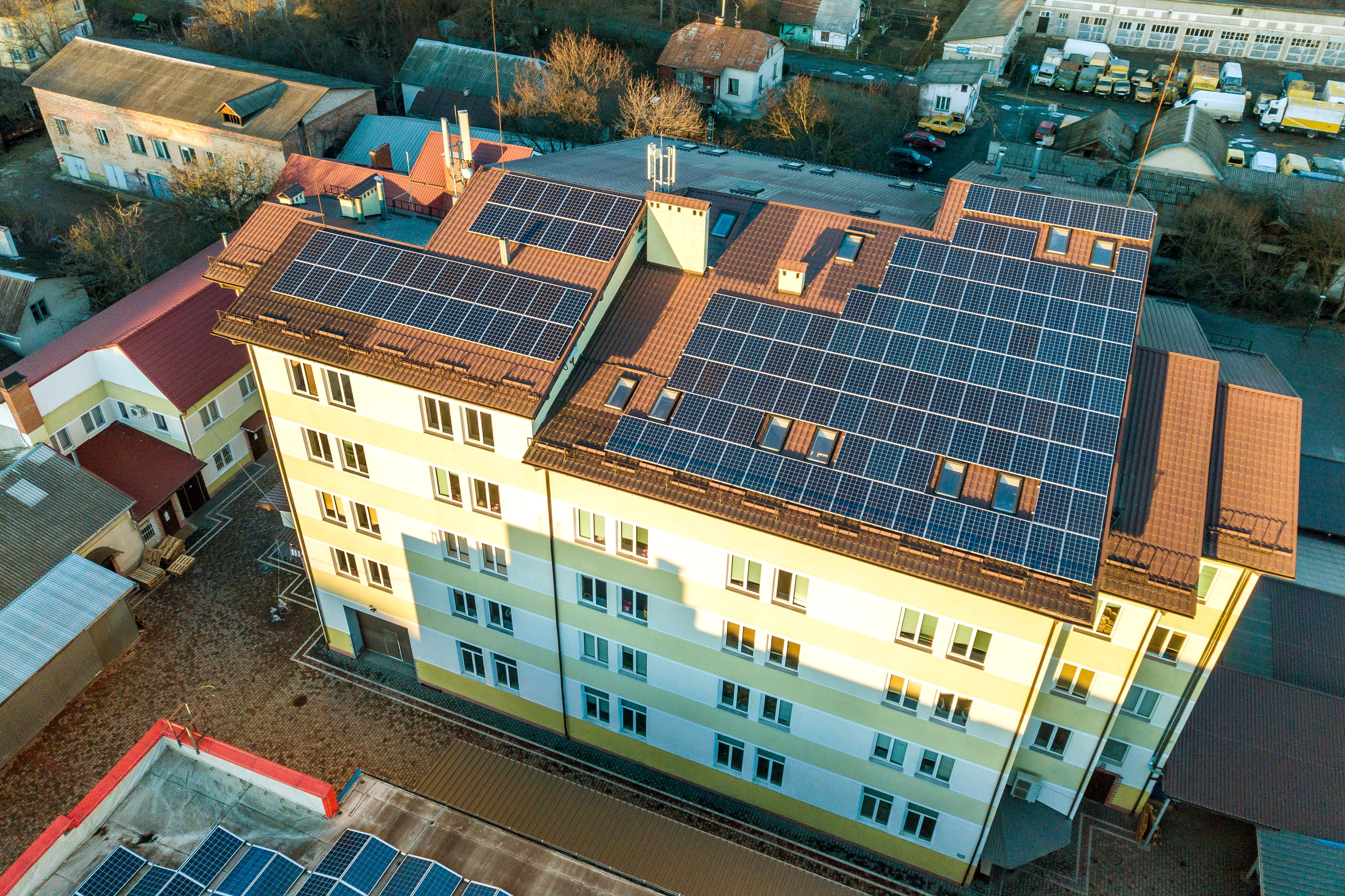 toit-bâtiment-avec-panneaux-solaires